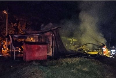 Keadaan bengkel motosikal yang turut dijadikan tempat memproses durian di Kampung Bukit Koman di sini yang terbakar pada Jumaat malam. Foto Bomba Pahang.