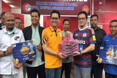 Dr Mohammed Taufiq (tiga dari kiri) menyerahkan makanan sahur kepada kakitangan Hospital Sultanah Bahiyah sempena Jelajah Rakan Muda @ Program Sahur Rakan Muda di Alor Setar pada awal pagi Sabtu.
