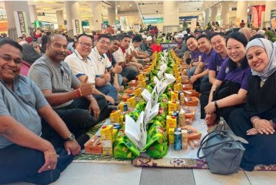 Kairin Romeena (kanan) dan Apparavoo (kiri) turut serta berbuka puasa di Iftar Sinar Mydin
