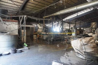Sebuah premis memproses sisa plastik tanpa kelulusan pihak berkuasa di Sungkai diserbu pihak berkuasa. 