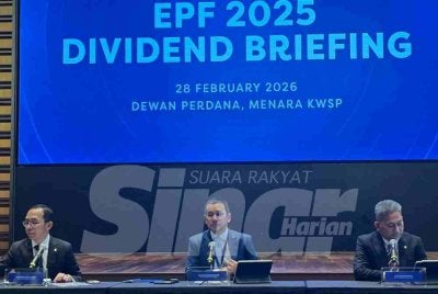 Ahmad Zulqarnain (tengah) ketika mengumumkan dividen KWSP 2025, pada Sabtu