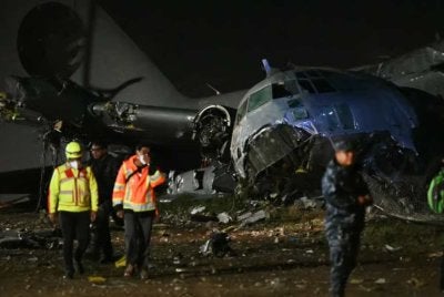 Kira-kira 15 kenderaan berhampiran tapak kejadian mengalami kerosakan atau musnah. Foto Agensi