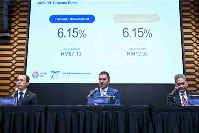 Ahmad Zulqarnain (tengah) bercakap ketika sidang media pengumuman kadar dividen KWSP 2025 di Menara KWSP, pada Sabtu.
Turut hadir Ketua Pegawai Pelaburan KWSP, Mohamad Hafiz Kassim (kiri) dan Ketua Pegawai Operasi KWSP, Sazaliza Zainuddin. Foto Bernama
