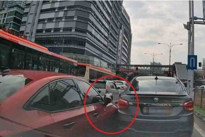 Tangkap layar video tular sebuah kereta jenis Honda Civic melanggar beberapa kenderaan awam lain di Jalan Cheras, Kuala Lumpur pada Jumaat.