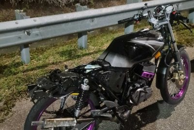 Insiden tular melibatkan kemalangan maut penunggang motosikal jenis Yamaha RX-Z di Lebuhraya LEKAS pada Sabtu. Foto tular