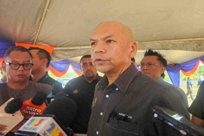 Armizan ketika ditemui pemberita pada sidang akhbar sempena Program Sentuhan Kasih, Jualan Rahmah Madani dan Advokasi Kepenggunaan di pekarangan SMK Pengalat, Papar.