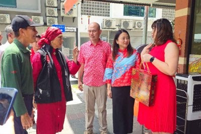 Hannah menyampaikan cenderahati kepada wakil perniagaan di di Kepong'Gi Square, Kuala Lumpur pada Sabtu.