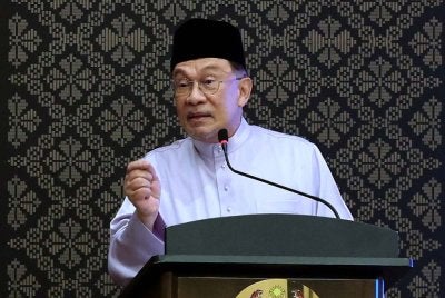 Anwar berucap pada Majlis Berbuka Puasa Kementerian Pendidikan dan Kementerian Pendidikan Tinggi di Kompleks Seri Perdana pada Sabtu. Foto: Bernama