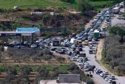Orang ramai berpusu-pusu mengisi minyak di sebuah stesen minyak di Nablus, Tebing Barat yang diduduki pada 28 Februari 2026. Foto: AFP