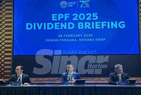 Ahmad Zulqarnain ketika mengumumkan dividen KWSP 2025 pada Sabtu.