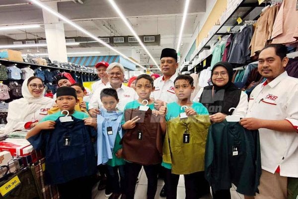 Nik Izani (tiga dari kiri) bersama penerima semasa Program Shopping Raya anjuran Persatuan Orang Kota Bharu (POKB) dengan kerjasama Pengimport dan Peniaga Kenderaan Melayu Malaysia (PEKEMA) dan Pasar Raya Mydin di Kota Bharu pada Sabtu. Foto:SINAR HARIAN/HAZELEN LIANA KAMARUDIN