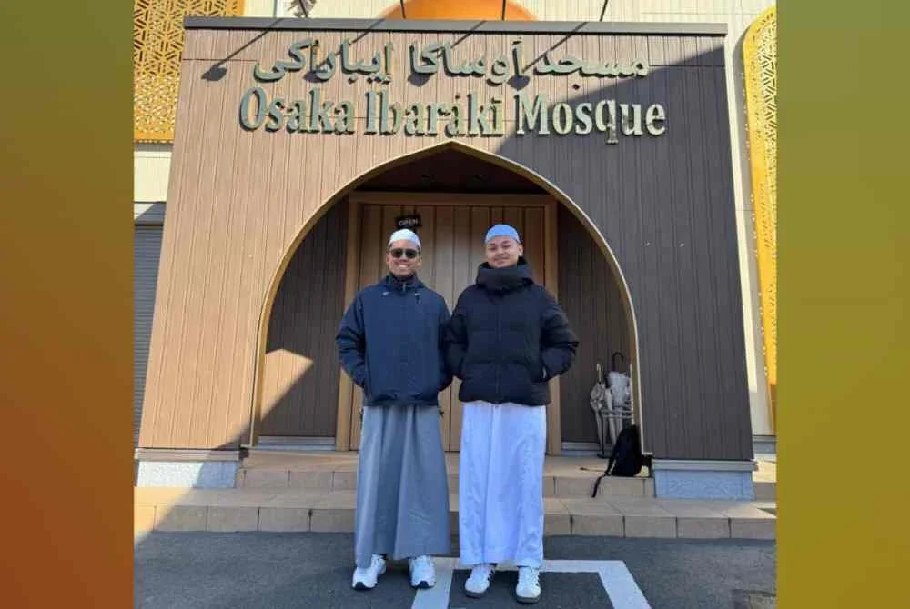 Ali Putra (kiri) dan Muhammad Syahmi bertugas Masjid Osaka Ibaraki.