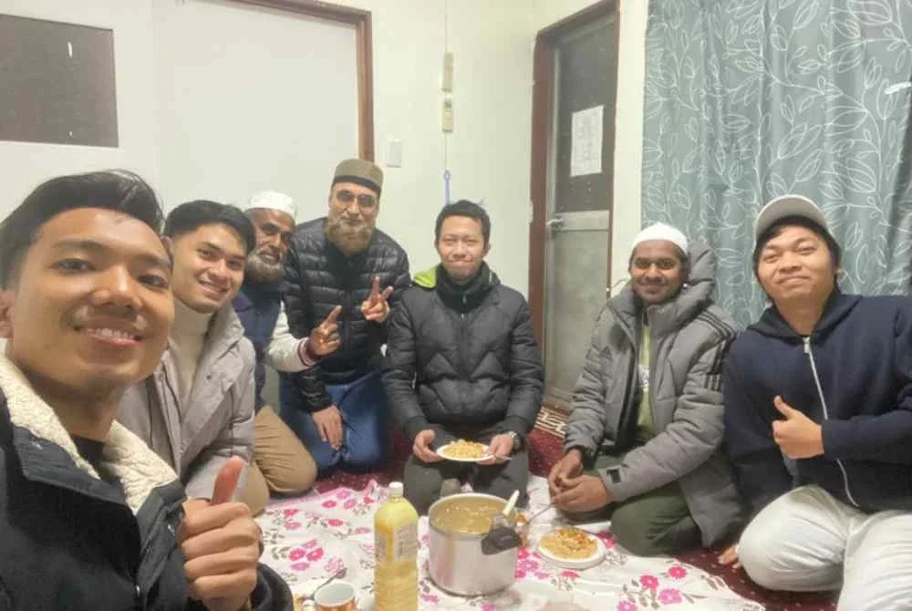 Muhd Ridhuwan (kiri) berbuka puasa bersama komuniti Masjid Shiga.