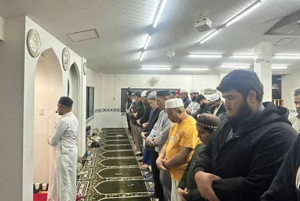 Muhammad Hanif mengimamkan tarawih di Masjid Osaka Islamic Centre.