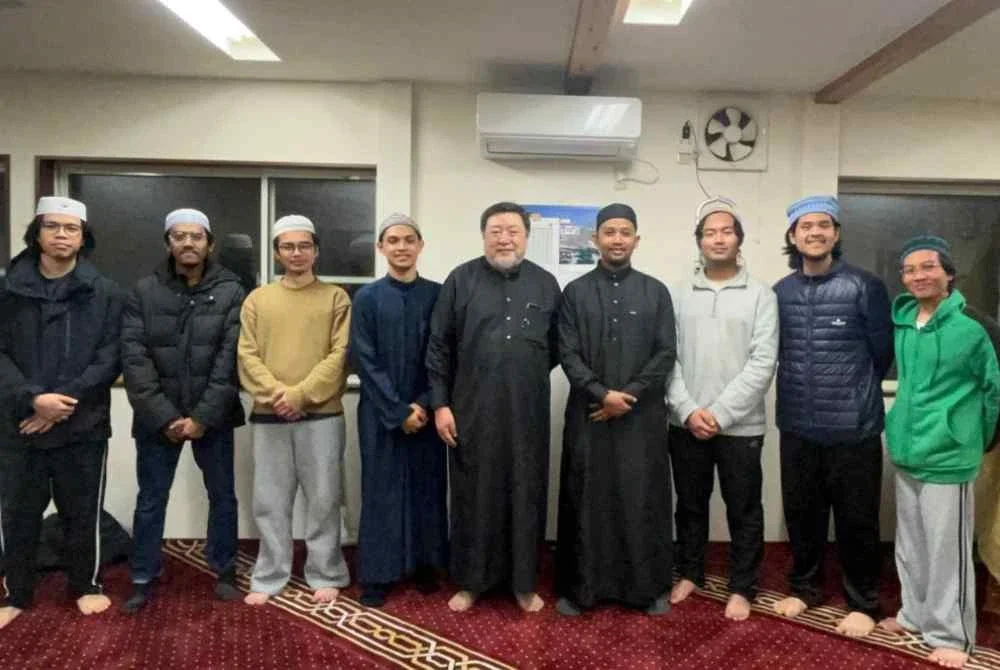 Azam Hilmi (empat dari kanan) bersama komuniti dan imam Masjid Annur, Niigata.