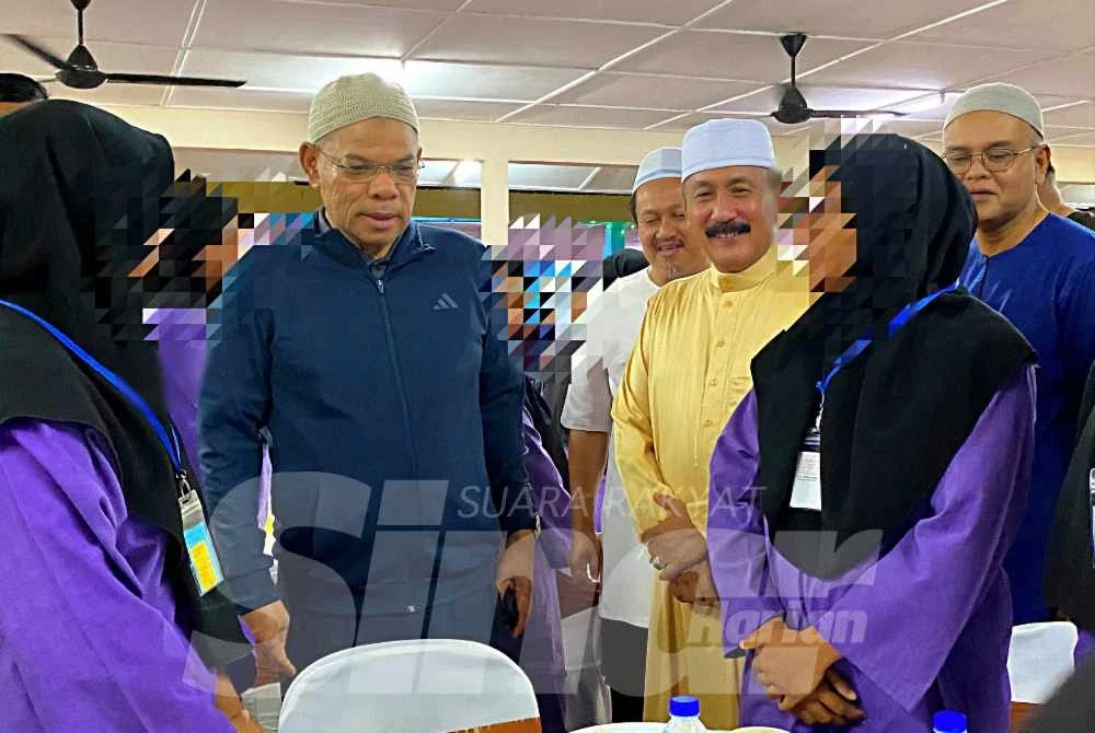 Saifuddin Nasution (kiri) beramah mesra dengan klien pada Majlis Bersahur sempena Program Penerapan Nilai-Nilai Murni di PUSPEN Bachok pada Ahad. - Foto:SINAR HARIAN/HAZELEN LIANA KAMARUDIN