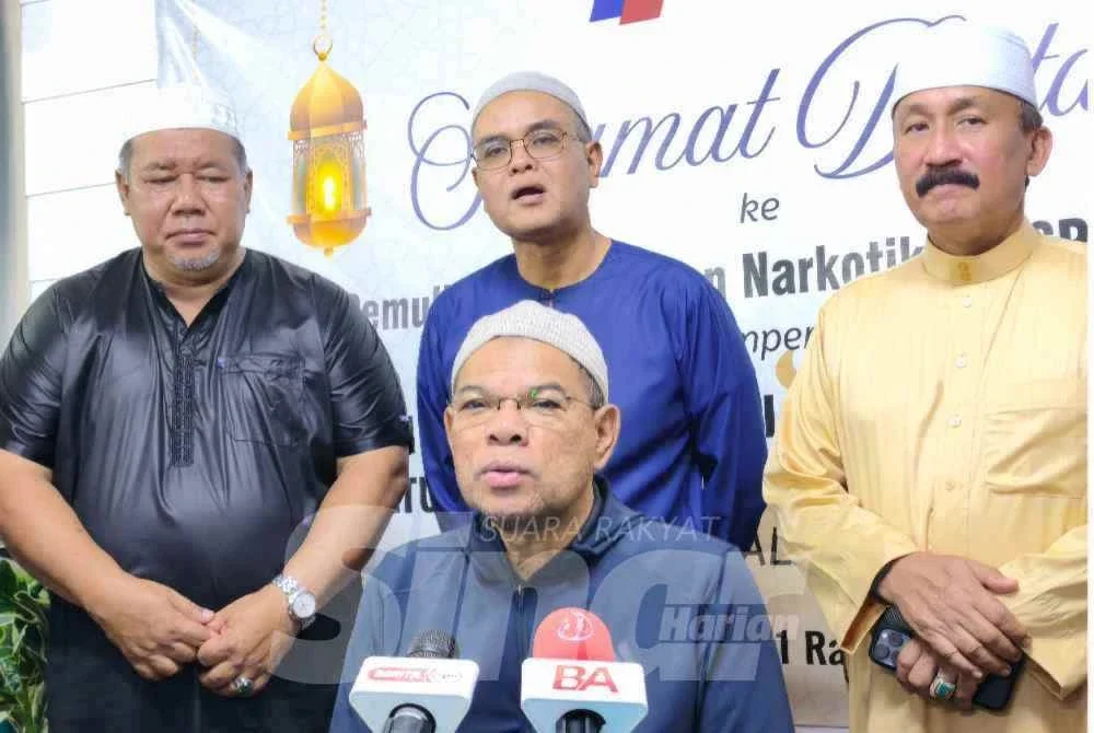 Saifuddin Nasution (duduk) pada sidang akhbar semasa hadir ke Majlis Bersahur sempena Program Penerapan Nilai-Nilai Murni di PUSPEN Bachok pada Ahad.