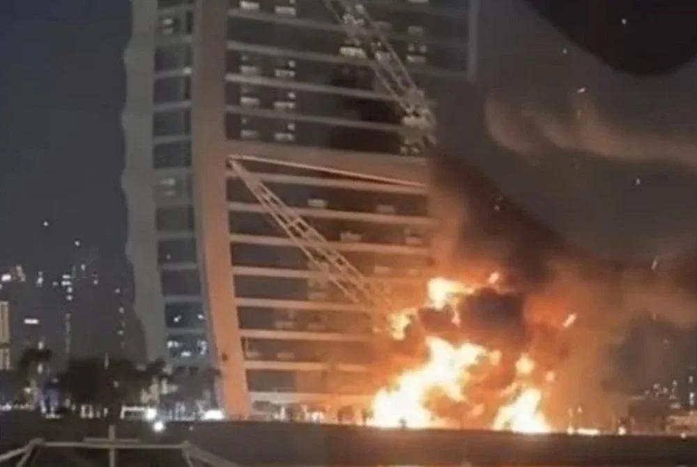 Kebakaran yang berlaku pada bahagian luar bangunan hotel mewah ikonik Burj Al Arab - Foto: Agensi