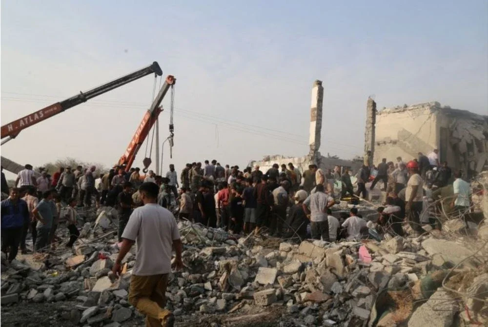 Orang ramai dan pasukan penyelamat bekerja sama membantu mangsa selepas serangan Israel ke atas sebuah sekolah di Minab, Iran pada hari Sabtu - Foto Reuters