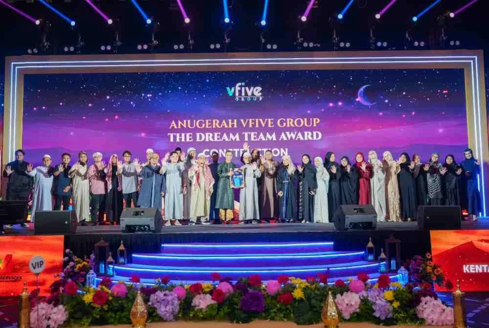 Mohd Syafiq (tengah) menyampaikan hadiah kepada wakil 'Bahagian Construction' atas kejayaan menerima Anugerah The Dream Team sempena Majlis Apresiasi Gema Qalbi VFive Group 2025 di Putrajaya.