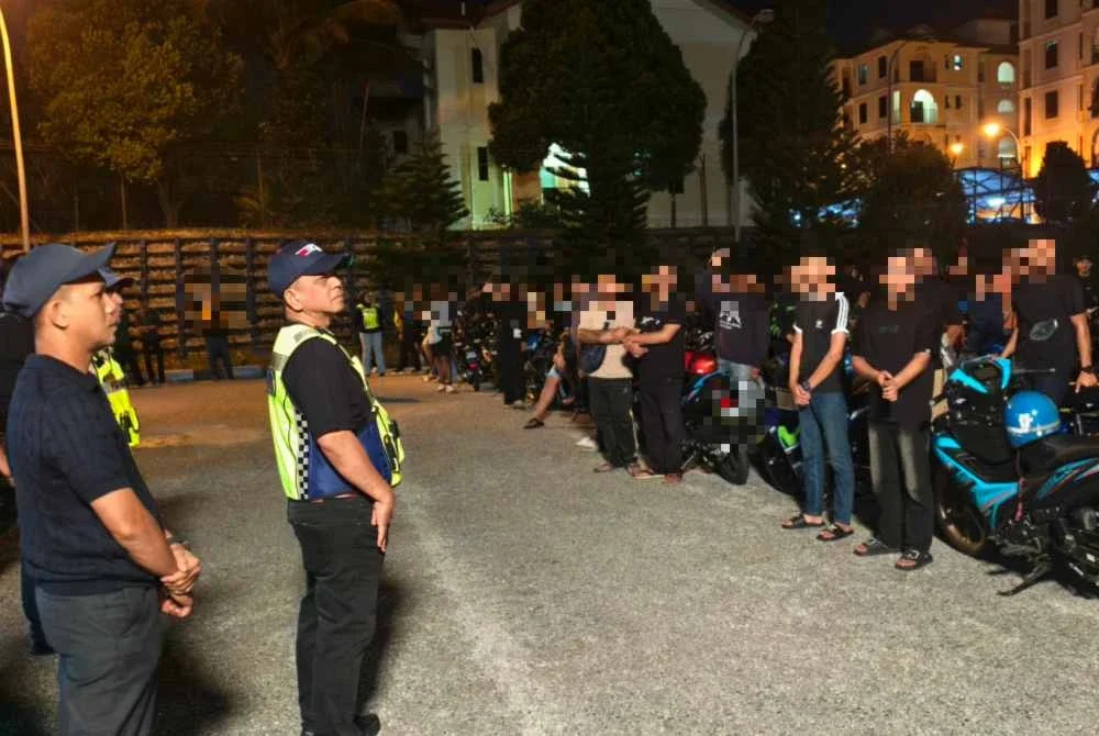 Azahar memberi tazkirah ringkas kepada penunggang motosikal yang ditahan dalam Op Samseng Jalanan