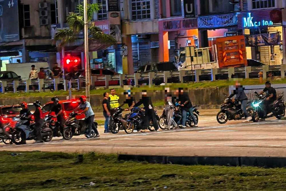 Ratusan penunggang motosikal diarah menolak motosikal mereka ke Balai Polis Senawang