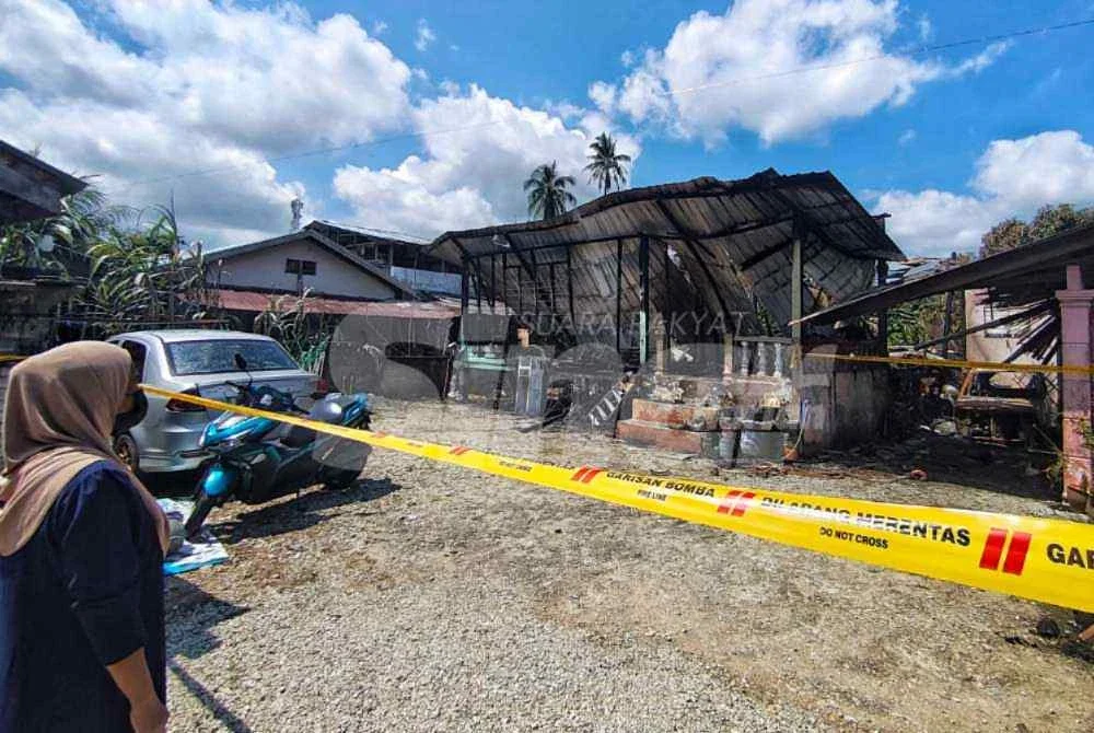 Nor Haida melihat rumah yang musnah sepenuhnya dan berharap ada pihak yang sudi membantunya. Foto Sinar Harian.