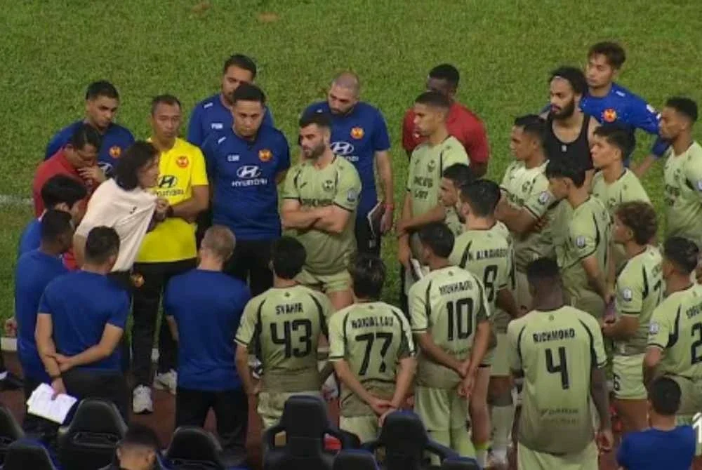 Reaksi kecewa Pan-gon terhadap pemain dan staf kejurulatihan Selangor selepas perlawanan tamat.