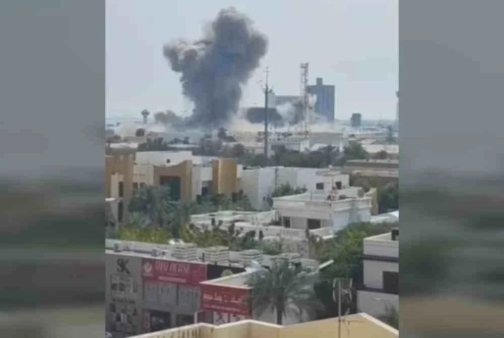 Sebuah keluarga berdepan detik mencemaskan melihat letupan ketika serangan melanda kawasan kediamannya di Juffair, Bahrain, pada Sabtu. Foto threads.com/@haruko229