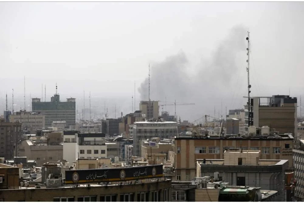 Tentera Israel pada Ahad mengumumkan pelancaran gelombang serangan baharu yang menyasarkan beberapa lokasi di Tehran. Foto Agensi