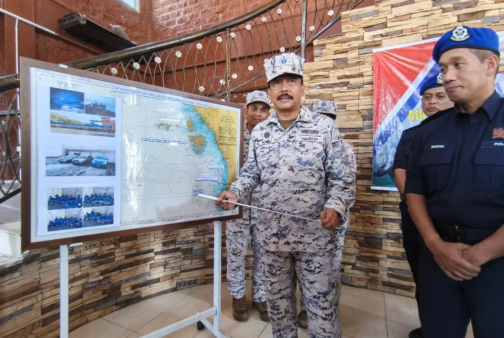 Romli (kiri) ketika sidang akhbar Pejabat Maritim Malaysia Kuala Kedah pada Ahad.