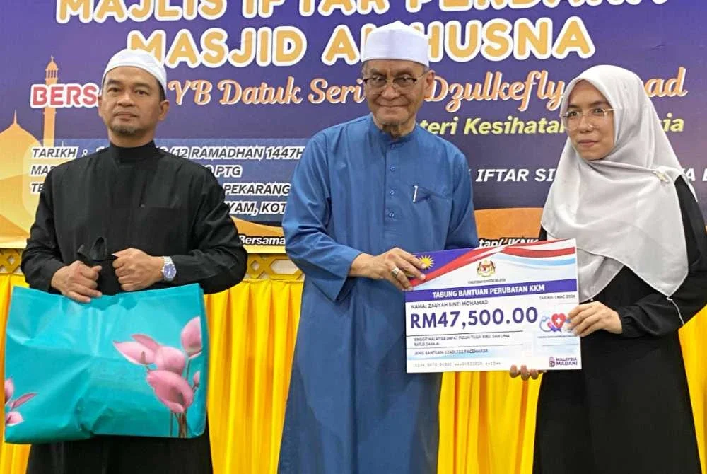 Dr Dzulkefly (tengah) menyampaikan sumbangan tabung bantuan perubatan pada Program Jelajah Agenda Nasional Malaysia Sihat (ANMS) dan Majlis Iftar Perdana Masjid Al-Husna Baung Bayam di Kota Bharu pada Ahad. Foto Sinar Harian/Hazelen Liana Kamarudin