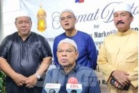 Saifuddin Nasution (duduk) pada sidang akhbar semasa hadir ke Majlis Bersahur sempena Program Penerapan Nilai-Nilai Murni di PUSPEN Bachok pada Ahad.