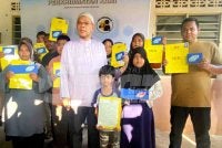 Sembilan sekeluarga dari Kampung Simpol Belubang, Machang merasakan seperti bermimpi apabila mereka kini telah memiliki sijil kelahiran dan MyKad yang disampaikan oleh Saifuddin Nasution.