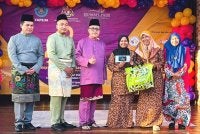 Kamsah (tiga dari kiri) bersama Helmi (dua dari kiri) ketika menyempurnakan program Syukur 3.0 di Rumah Padi Eventspace, Kubang Parit di Kuala Terengganu pada Sabtu.
