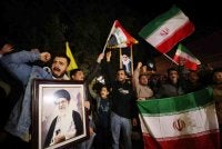 Penunjuk perasaan di Iraq turut membawa potret Ali Khamenei sambil melaungkan slogan mengutuk kekejaman AS dan Israel serta mengibarkan bendera Iran ketika berarak menuju ke Zon Hijau di ibu kota. - Foto AFP