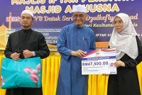 Dr Dzulkefly (tengah) menyampaikan sumbangan tabung bantuan perubatan pada Program Jelajah Agenda Nasional Malaysia Sihat (ANMS) dan Majlis Iftar Perdana Masjid Al-Husna Baung Bayam di Kota Bharu pada Ahad. Foto Sinar Harian/Hazelen Liana Kamarudin
