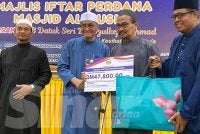 Dr Dzulkefly (dua dari kiri) menyampaikan sumbangan tabung bantuan perubatan pada Program Jelajah Agenda Nasional Malaysia Sihat dan Majlis Iftar Perdana Masjid Al-Husna Baung Bayam di Kota Bharu pada Ahad.