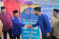Johari (dua dari kiri) melancarkan inisiatif Rakan Muda Rakan Masjid peringkat Wilayah Persekutuan dan kawasan Titiwangsa di Kampung Bharu, Kuala Lumpur pada Ahad.