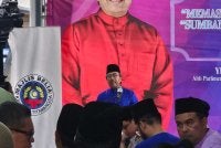 Johari berucap pada program Sentuhan Ramadan: Memasak dan Mengedar Bubur Lambuk, Sumbangan Cermin Mata Belia Sekolah, Majlis Berbuka Puasa di Madrasah Rajaiyah, Kampong Bharu pada Ahad.