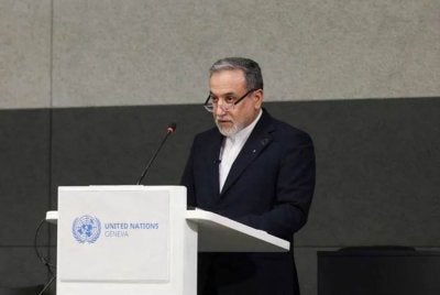 Abbas Araghchi menegaskan Iran tidak akan berdiam diri atau melihat kedaulatan negara itu dicabul. - Foto fail/Reuters