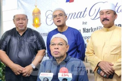 Saifuddin Nasution (duduk) pada sidang akhbar semasa hadir ke Majlis Bersahur sempena Program Penerapan Nilai-Nilai Murni di PUSPEN Bachok pada Ahad.