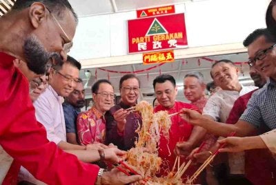 Dominic (tengah) hadir meraikan Majlis Perayaan Tahun Baharu Cina 2026 di Pusat Parti Gerakan Ipoh dekat Kampung Simee, pada Ahad.