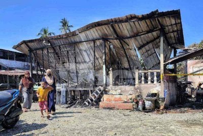 Nor Haida reda apabila rumah yang dihuni sejak kecil lagi musnah dalam kebakaran pada petang Sabtu. Foto Sinar Harian.