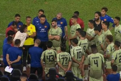 Reaksi kecewa Pan-gon terhadap pemain dan staf kejurulatihan Selangor selepas perlawanan tamat.