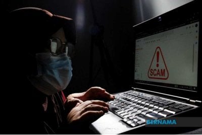 Antara taktik sindiket ialah meminta mangsa membuat bayaran komisen terlebih dahulu sebelum mangsa dimaklumkan bahawa wang pengeluaran telah disekat oleh Bank Negara Malaysia. Foto fail Bernama