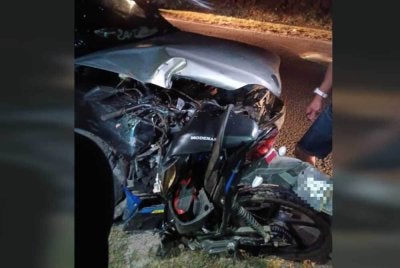 Seorang pelajar kolej vokasional putus kaki kanan selepas motosikal ditungganginya bertembung dengan sebuah kereta di Kampung Bechah Salak, Jalan Batu Balai-Chuchoh Puteri, Kuala Krai pada Sabtu. Foto PDRM