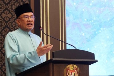 Anwar ketika berucap pada Majlis Berbuka Puasa bersama Pemimpin Masyarakat Tempatan di Kompleks Seri Perdana pada Ahad. Foto Bernama