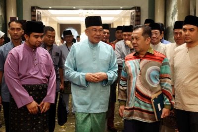 Anwar (dua, kiri) ketika hadir pada Majlis Berbuka Puasa bersama Pemimpin Masyarakat Tempatan di Kompleks Seri Perdana pada Ahad. Foto Bernama