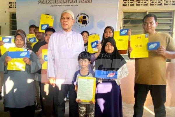 Sembilan sekeluarga dari Kampung Simpol Belubang, Machang merasakan seperti bermimpi apabila mereka kini telah memiliki sijil kelahiran dan MyKad yang disampaikan oleh Saifuddin Nasution.